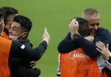 Sylvinho se emociona com torcida corintiana no estádio: ‘Precisei me controlar’