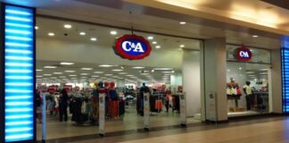 Garotas são flagradas furtando 14 peças de roupas em loja no shopping
