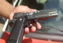 Usuário de drogas é preso com arma de brinquedo após ser detido por populares