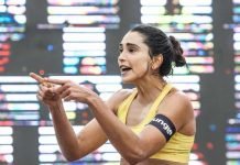 Carol Solberg ensina vôlei de praia e dá assistência para crianças no Rio