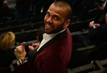 Daniel Alves faz discurso na volta ao Barcelona e exalta o clube