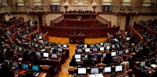 Portugal proíbe chefe de entrar em contato com empregado após fim da jornada