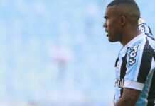 Livres da covid-19, Douglas Costa e Rodrigues iniciam a pré-temporada no Grêmio