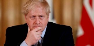 Polícia britânica impõe 20 multas por festas em Downing Street durante lockdown da Covid-19