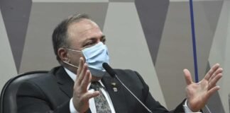Decreto de Bolsonaro transfere Pazuello para reserva remunerada do Exército
