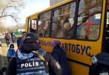 Governo ucraniano envia mais ônibus para retirar civis de Mariupol e entregar bens humanitários