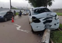 Motorista bate em poste de energia ao tentar desviar de ciclista em Porto Velho