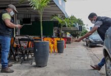 Fiscalização sobre o uso de calçadas por comerciantes é intensificada; ação busca garantir direito dos pedestres e manutenção dos negócios