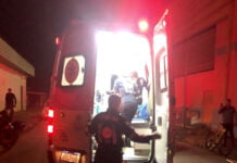 Homem sofre atentado a tiros por dupla em motocicleta na zona sul