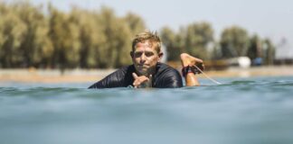 Strider Wasilewski surfa no trabalho, encarou tubarões e diz ter o melhor emprego do mundo