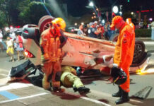 Acidente com capotamento na Avenida Jorge Teixeira deixa criança e mãe feridas