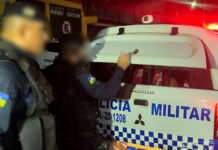 PM flagra adolescente caminhando com tablete de droga e balança de precisão