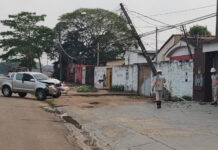 Hilux desgovernada destrói poste e motorista foge