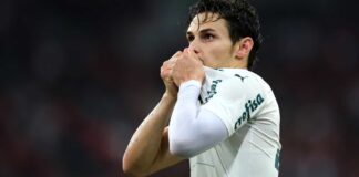 Raphael Veiga sofre lesão no tornozelo direito e causa preocupação no Palmeiras