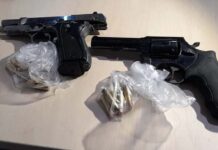 Dupla é detida com duas armas e moto roubada na zona leste