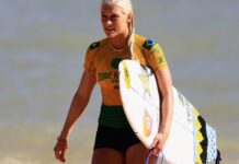 Tatiana Weston-Webb tenta colar coração quebrado na final do Mundial de surfe