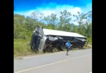 Motorista tomba carreta na BR-364 para evitar acidentes