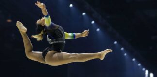 Com dança, Rebeca Andrade exibe medalhas conquistadas no Mundial
