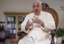 ‘Homossexualidade não é crime’, diz Papa Francisco ao criticar leis de criminalização