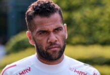 Após acusação de estupro, Daniel Alves volta atrás em declaração inicial e alega sexo consensual Após acusação de estupro, Daniel Alves volta atrás em declaração inicial e alega sexo consensual
