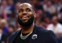 Sob a liderança do astro, cada vez mais perto de quebrar o recorde de pontuação do campeonato, o time da Califórnia venceu o New York Knicks por 129 a 123, no consagrado Madison Square Garden, em Nova York. Sob a liderança do astro, cada vez mais perto de quebrar o recorde de pontuação do campeonato, o time da Califórnia venceu o New York Knicks por 129 a 123, no consagrado Madison Square Garden, em Nova York.