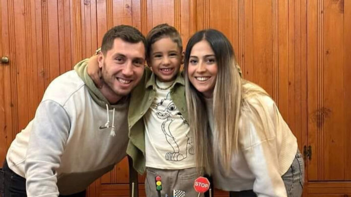 Jogador de handebol da Turquia é encontrado morto ao lado de filho de 5 anos Jogador de handebol da Turquia é encontrado morto ao lado de filho de 5 anos