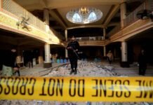 Número de mortos em ataque a mesquita no Paquistão passa de 100