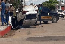 Motorista vai embora depois de acidente com capotamento no centro