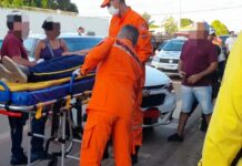 Táxi atropela adolescente na faixa de pedestres em frente de escola