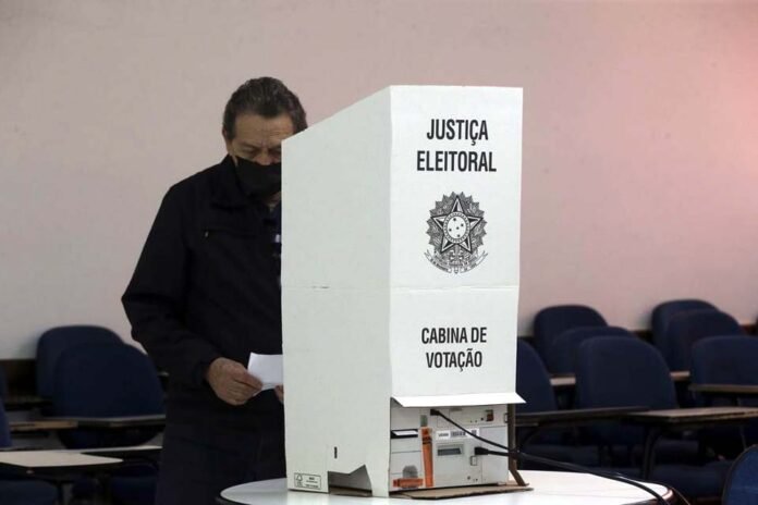 Eleições,Eleitores em Filas de Votações no Unieuro e Colegio Lasalle.