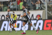Atlético-MG tenta manter o embalo diante do desesperado Coritiba