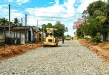 Rua Plácido de Castro recebe pedra rachão; via foi beneficiada com rede de drenagem