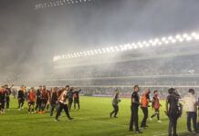 Violência nas bancadas obrigou à suspensão do Santos-Corinthians