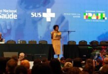 Ministra recebe manifestações de apoio ao abrir Conferência de Saúde