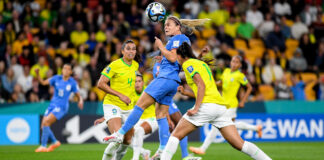 Brasil sofre com bola aérea francesa, é derrotado e mantém tabu histórico de 20 anos