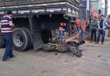 Motociclista morre em colisão com caminhão na zona sul