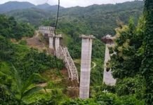 Ponte em construção desaba na Índia e deixa 26 mortos e dois feridos