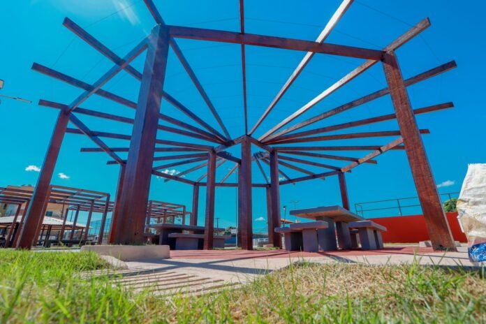 Construção da praça das Camélias, no bairro Eldorado, está em fase final