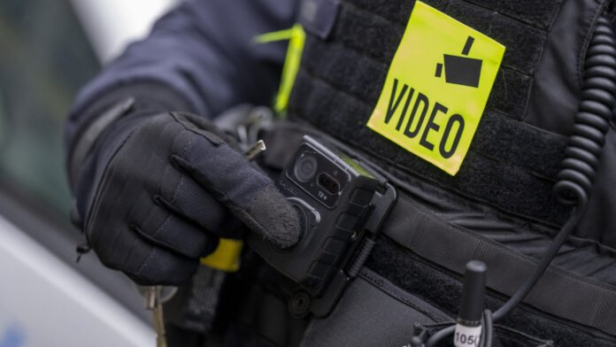 Implantação de câmera corporal na PM avança pouco, e só 7 estados dizem adotar medida