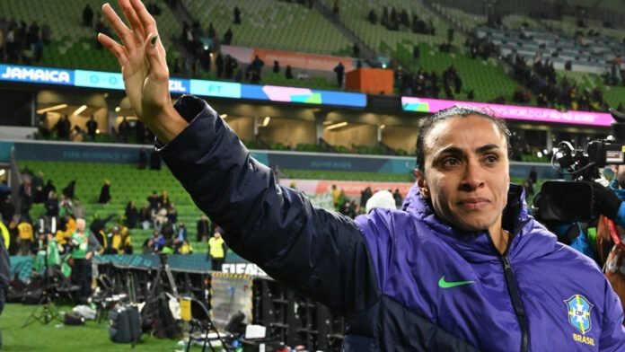 Marta pede que brasileiros não abandonem o futebol feminino: ‘Terminei aqui, elas continuam’