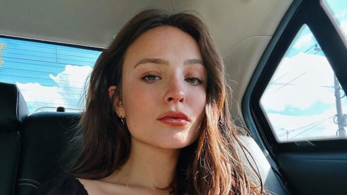 Ex-funcionária diz que mãe de Larissa Manoela batia na filha