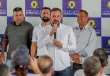 Prefeito Hildon Chaves entrega títulos de legitimação fundiária de imóveis aos moradores do distrito Jaci-Paraná