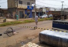 Mulher morre esmagada por caminhão após desviar de carro