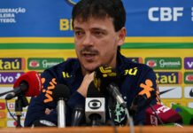 Diniz barra Richarlison e muda lateral em treino da seleção brasileira