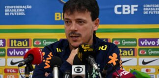 Diniz barra Richarlison e muda lateral em treino da seleção brasileira