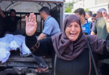 Imagens de guerra: A insuportável dor de ter de sepultar uma criança