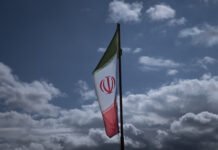 Morre iraniana hospitalizada após ‘detenção moral’ por não usar o véu islâmico