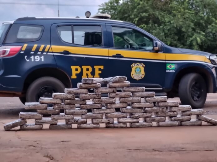 Vídeo – PRF apreende quase 57kg de drogas com casal em veículo na BR-364