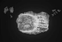 Arqueólogos descobrem esqueleto de 400 anos com mão de ferro