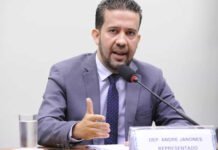 Deputados pedem investigação contra Janones